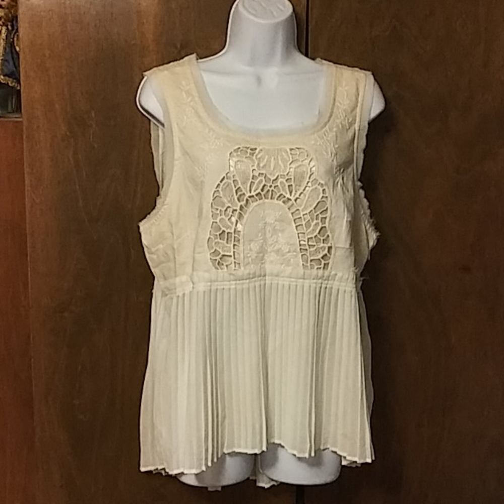 AMERICAN EAGLE OUTFITTERS WHITE LACE PLEATED TOP